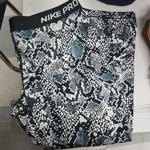 Nike pro capri leggings
